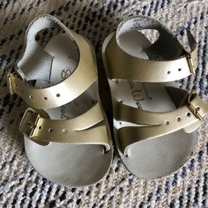 See Wee Sun San Hoy sandals